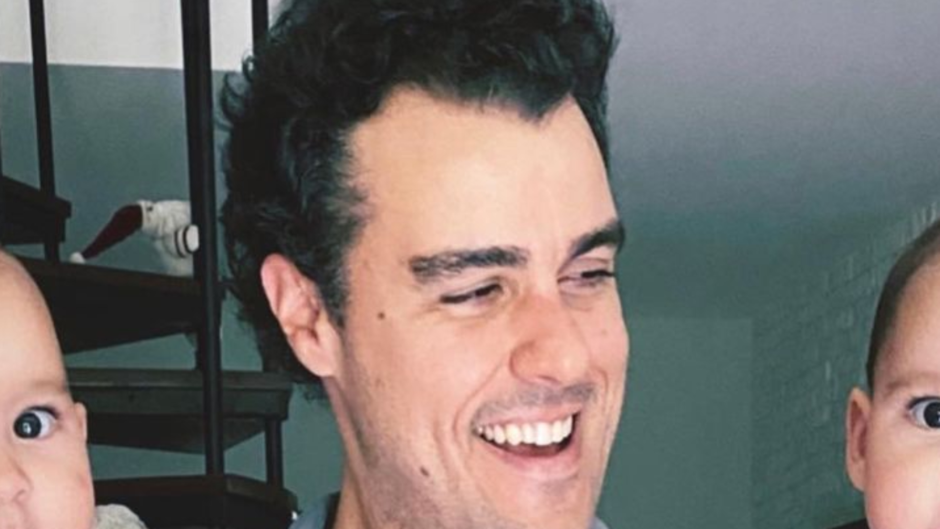 Joaquim Lopes posa com as filhas gêmeas vestidas iguais e se derrete: “Pai babão”