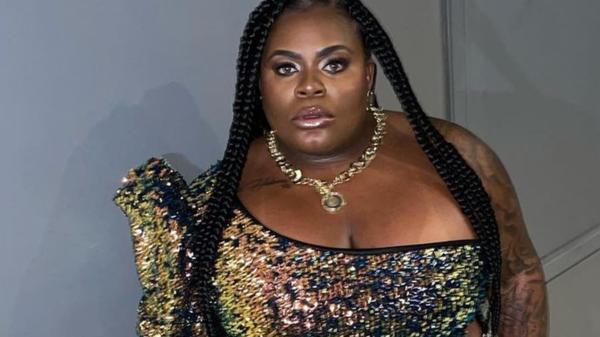 Jojo Todynho dispensa calcinha em look recortado no Prêmio Multishow: “Linda”