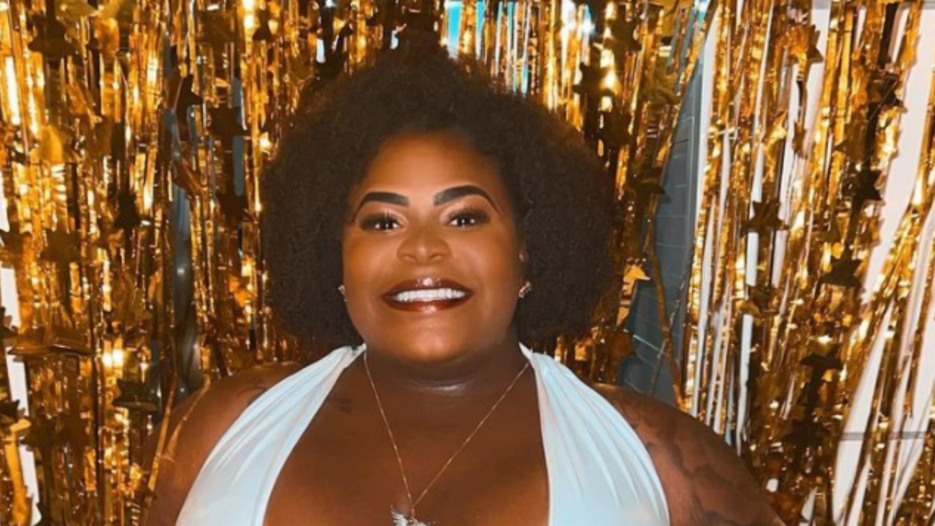 Cadê o sutiã? Jojo Todynho passa virada com vestido ousado e decote generoso