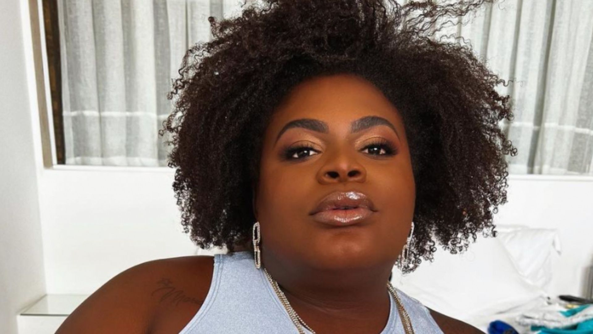 Ela secou! Jojo Todynho surge poderosa com blusa coladinha e calça de cós alto