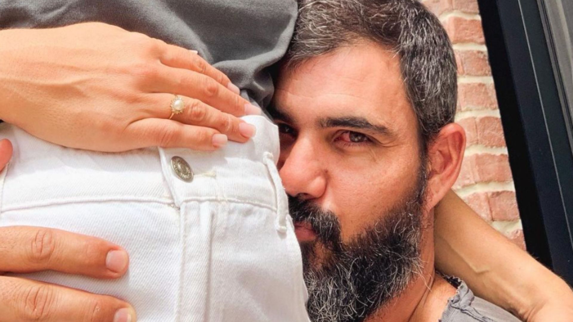 Juliano Cazarré revela que esposa está grávida do quinto filho: “Alegria”