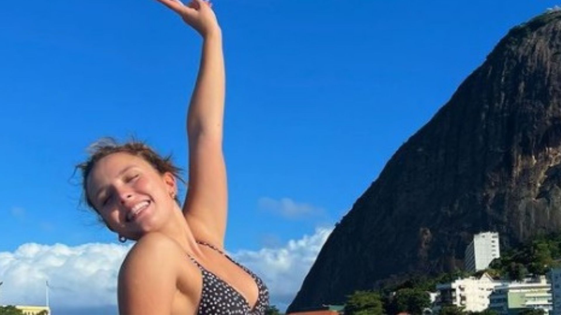 Larissa Manoela posa de ladinho e exibe corpo sequinho: “Deusa”
