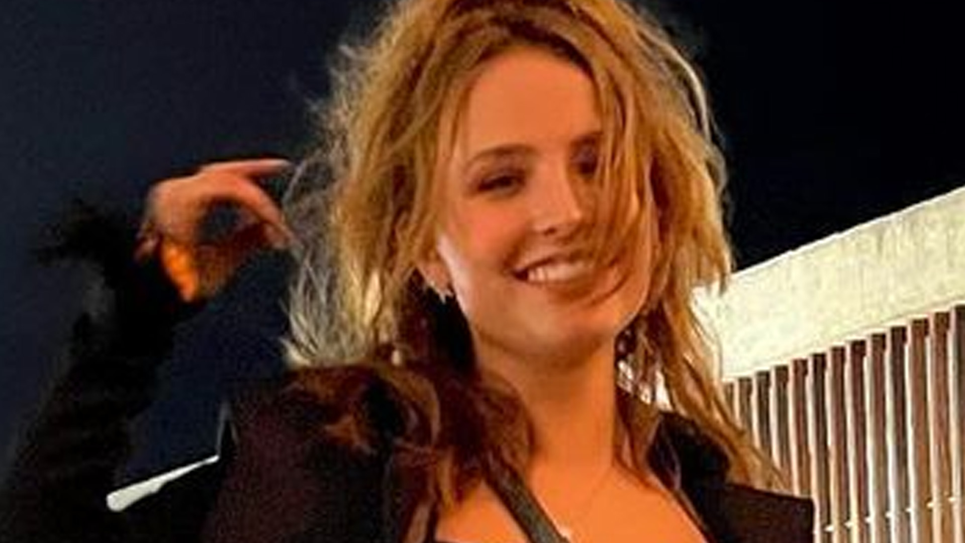 Larissa Manoela rouba a cena em festa da Globo com top e saia micro: “Brilhando”
