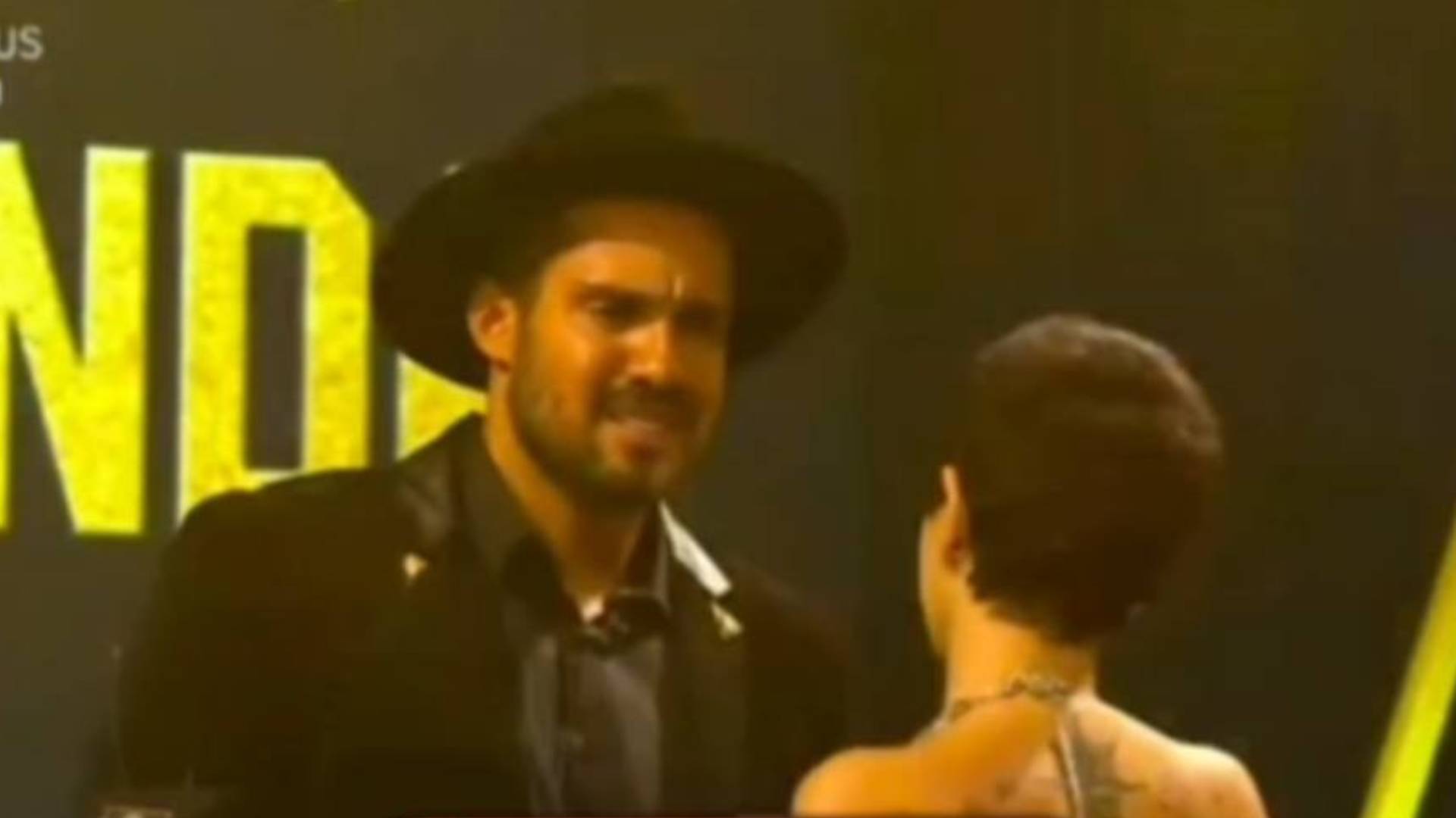 A Fazenda 13: Em festa, Lary Bottino tem crise de ciúmes de Bil Araújo com Erika Schneider