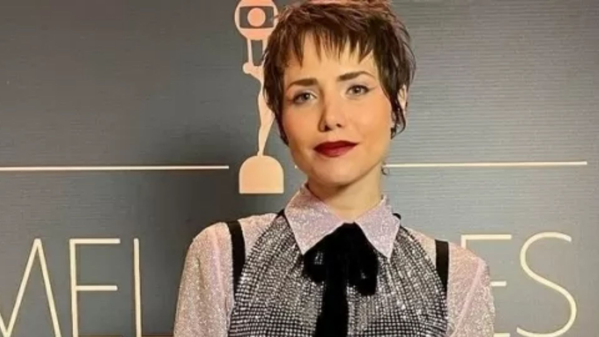 Leticia Colin investe R$ 25 mil em vestido cravejado de strass para premiação