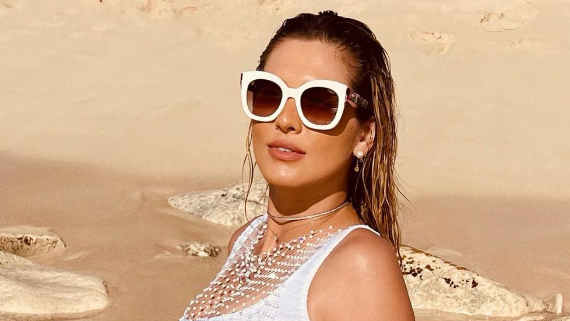 Lívia Andrade ostenta bumbum poderoso aos 38 anos de biquíni: “Monumento”
