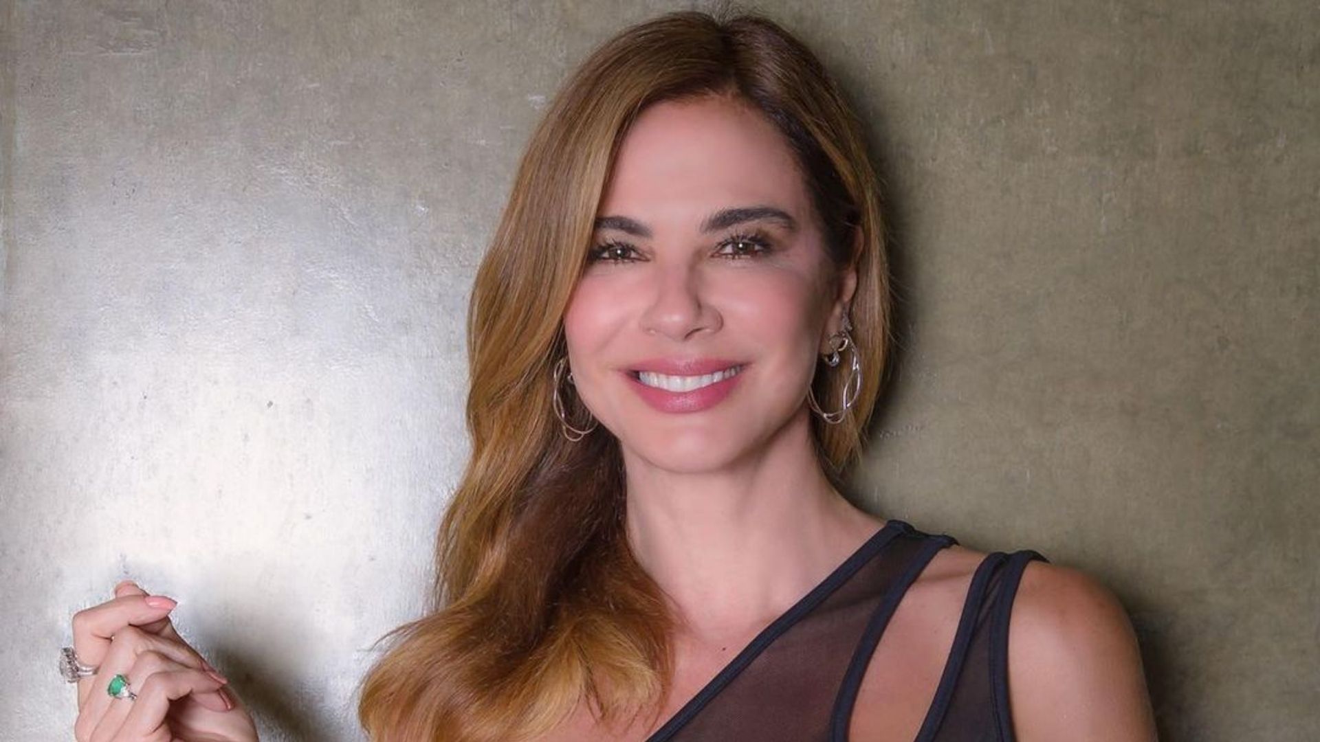 De top, Luciana Gimenez ostenta abdome sarado aos 51 anos: “Parece adolescente”