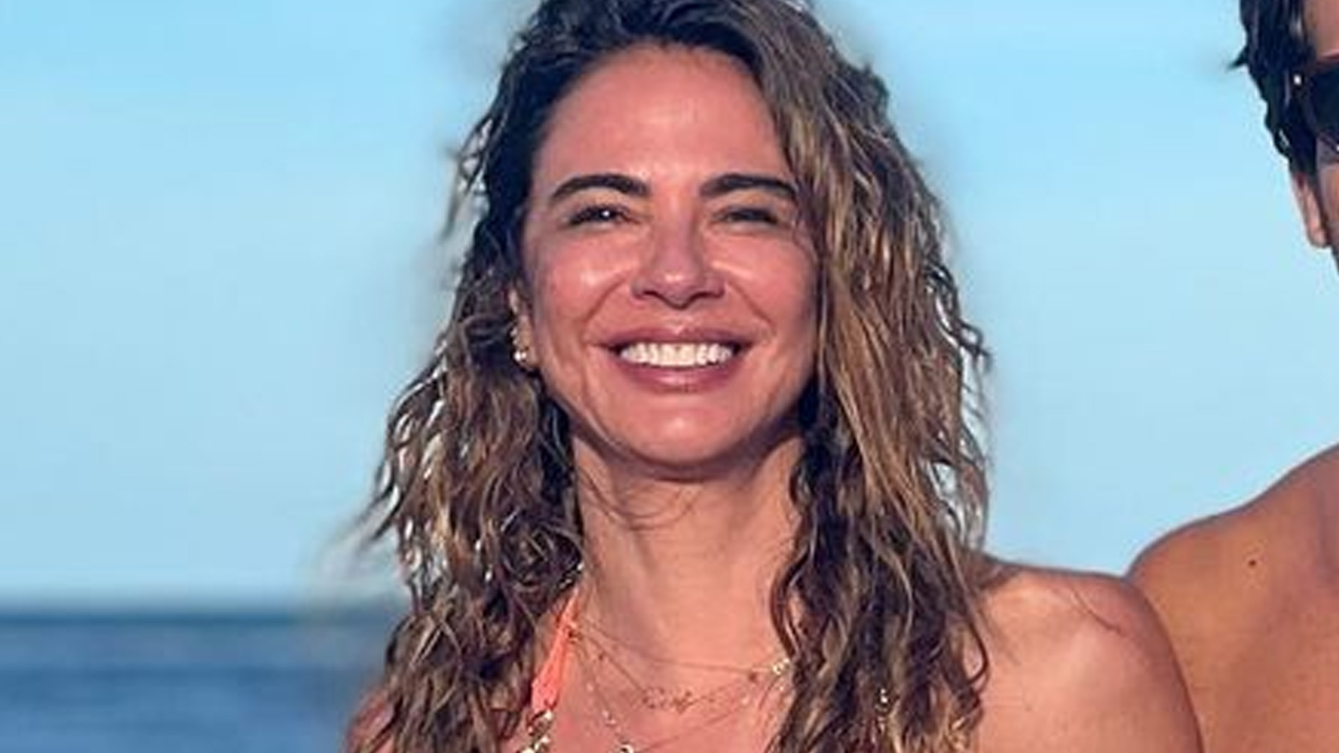 Luciana Gimenez posa em raríssimo clique com o namorado bonitão: “Felicidade”