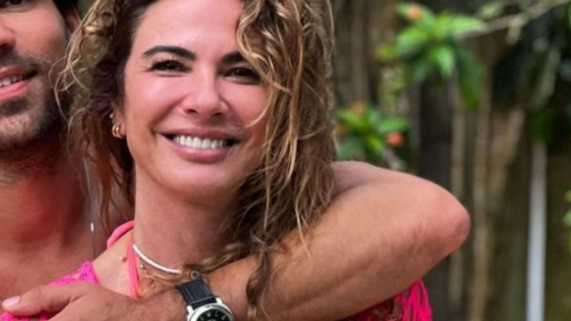 Que dupla! Luciana Gimenez posa de fio-dental e ganha ‘chega mais’ do namorado