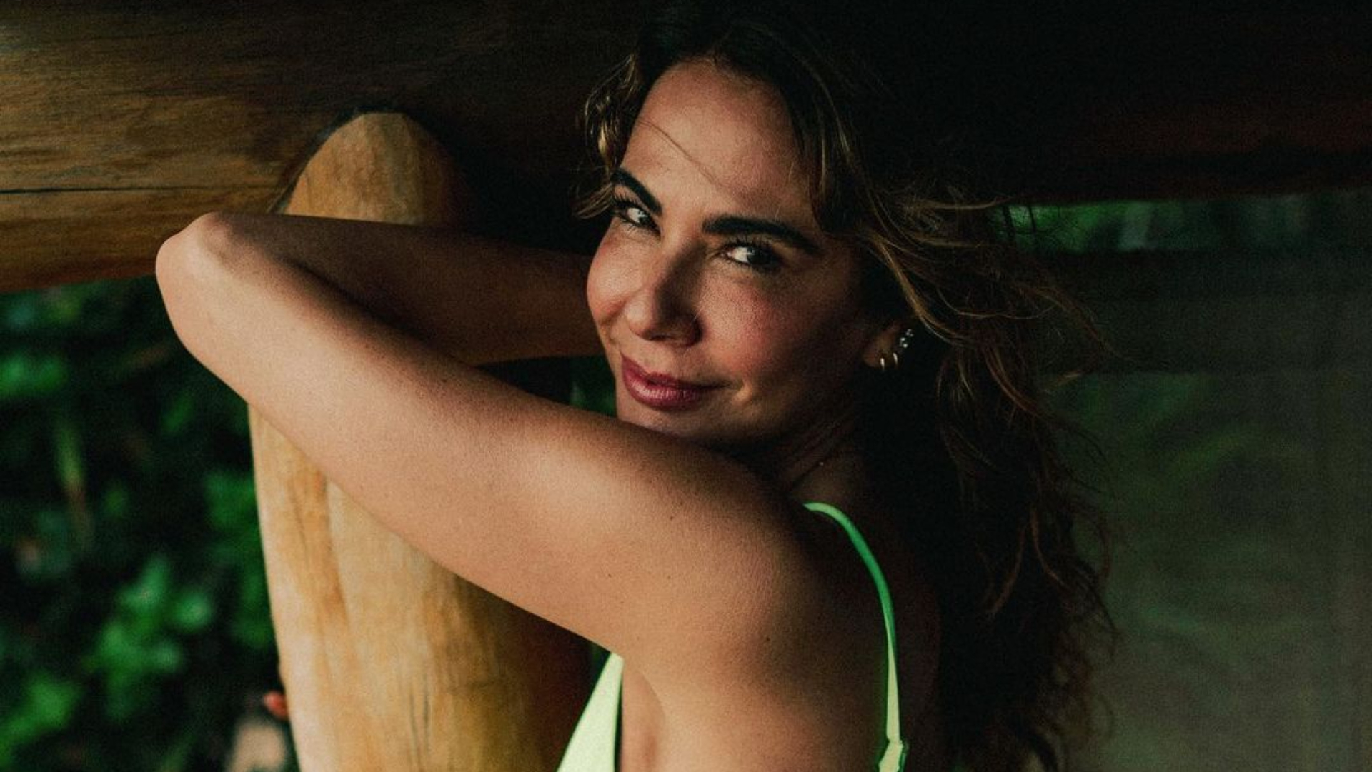 Luciana Gimenez posa com biquíni cavadíssimo e recebe elogios picantes: “Delícia”