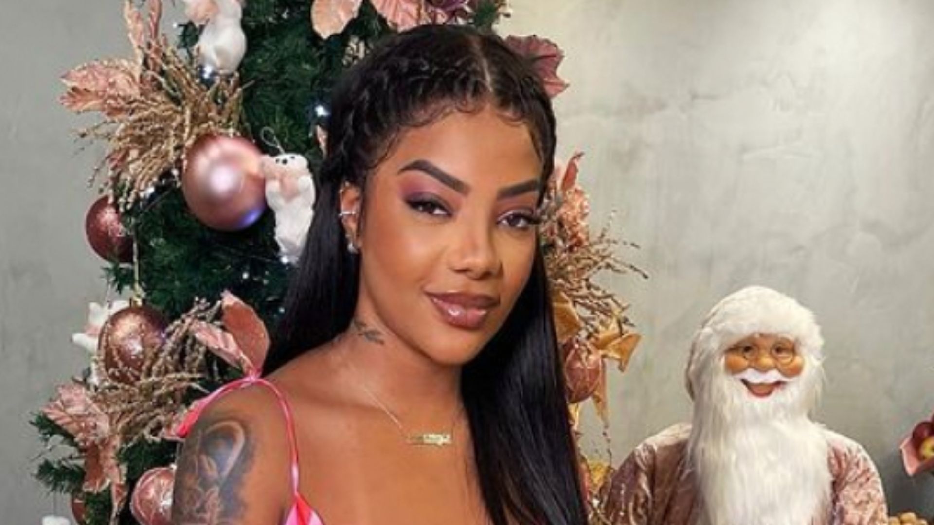 Gente como a gente! Ludmilla passa o Natal com vestidinho de R$ 149