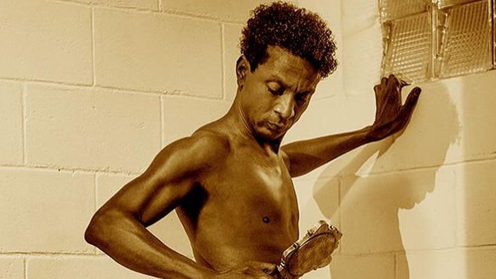 Luís Miranda posa nu e mostra bumbum aos 52 anos: “Arte é resistência”
