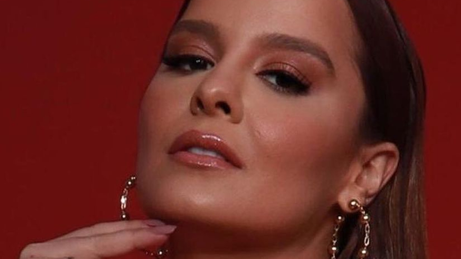 Maiara dispensa sutiã e posa com vestido recortado: “Perfeição existe”