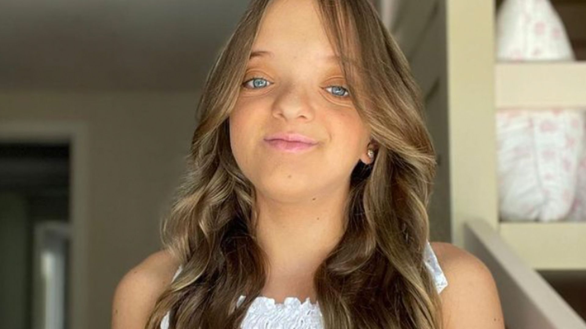 Produzida, Rafa Justus escolhe vestido luxuoso de renda para o batizado da irmã