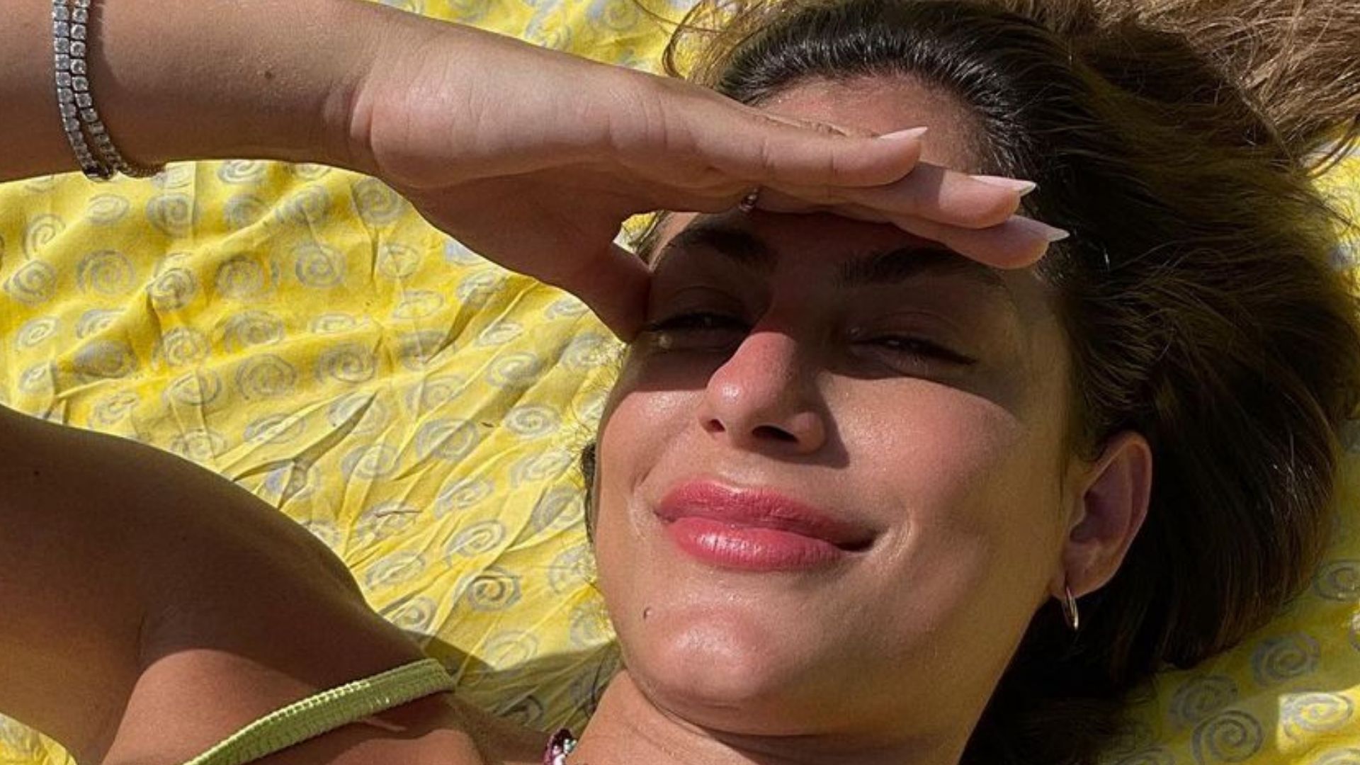 Ex-BBB Mari Gonzalez exibe barriga sarada e bumbum avantajado: “Sereia”
