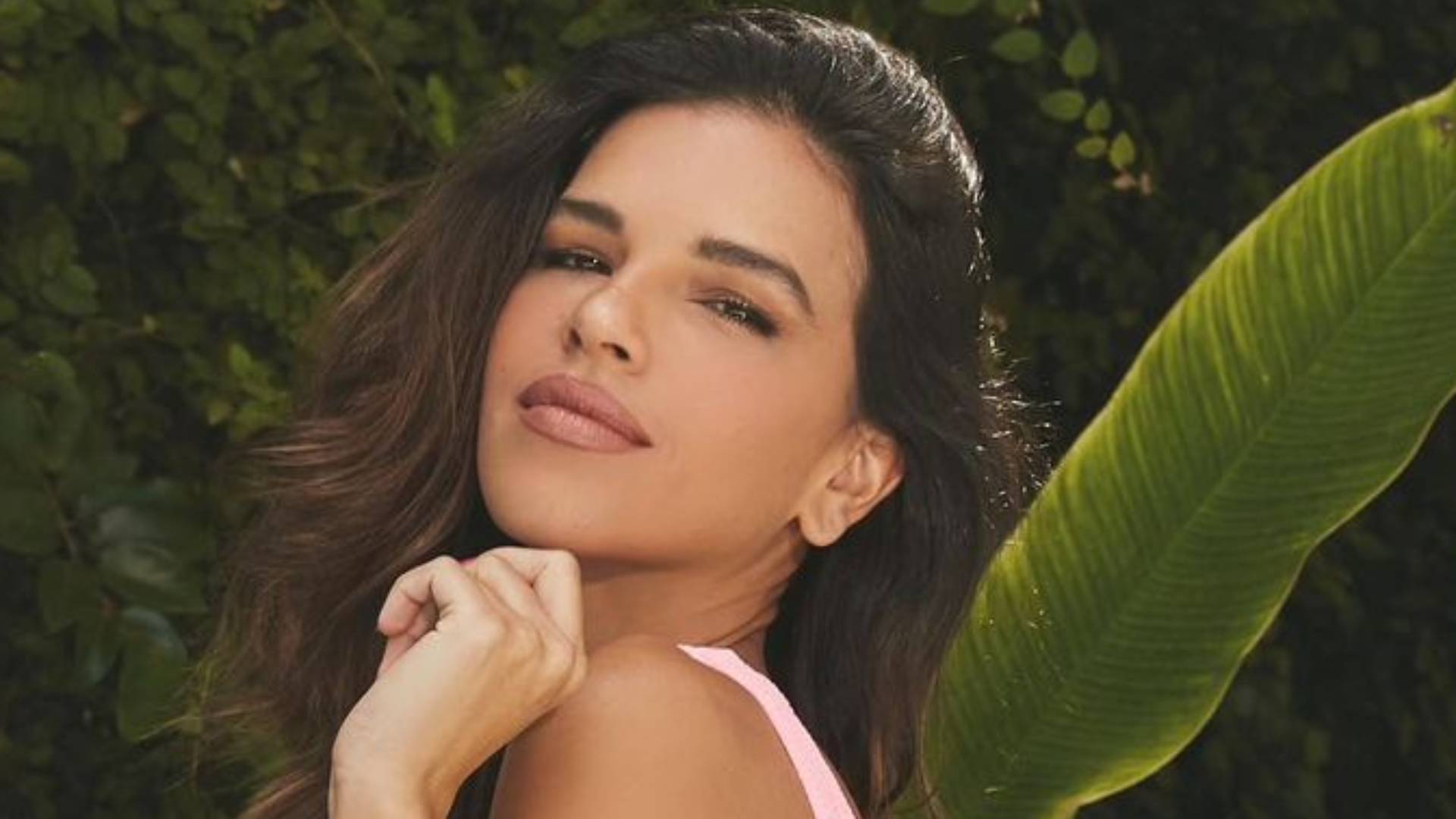 De maiô aberto, Mariana Rios empina o bumbum e ostenta barriga negativa: “Mulherão”