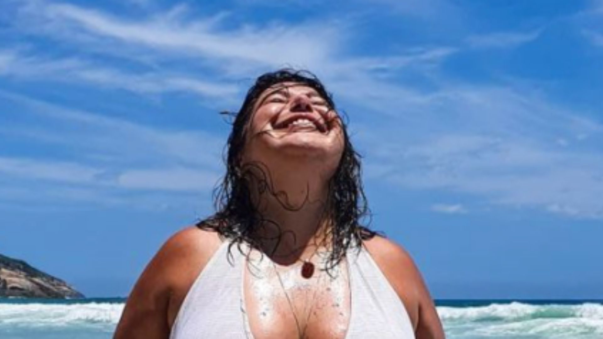 Mariana Xavier posa de biquíni branco em clique sem edições: “Bela e radiante”