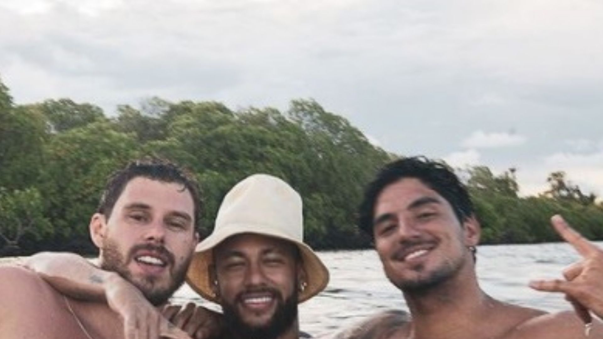 Tanto faz! Gabriel Medina arranca suspiros ao posar com Neymar Jr e Bruninho