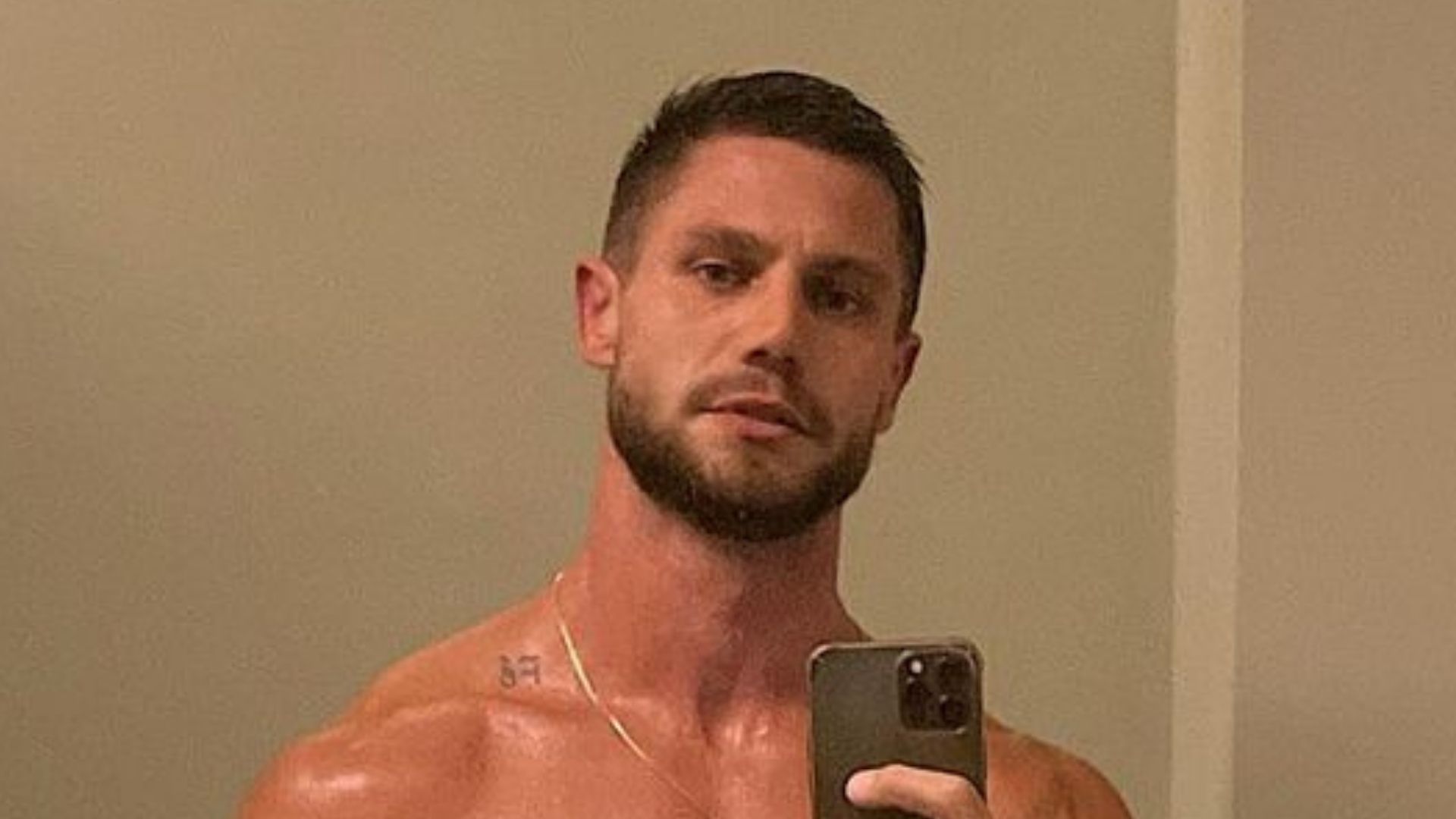 Molhado de suor, ex-BBB Jonas Sulzbach dá zoom em abdômen trincado: “Gostoso”