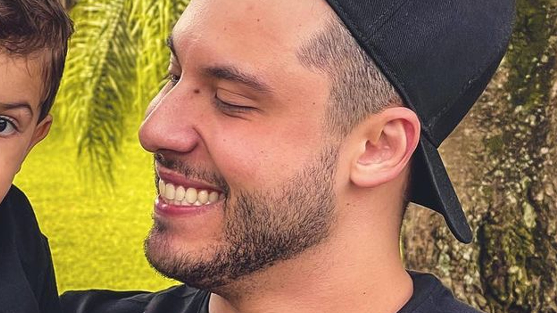 Murilo Huff posa com filho de Marília Mendonça e se declara: “Me dá força”