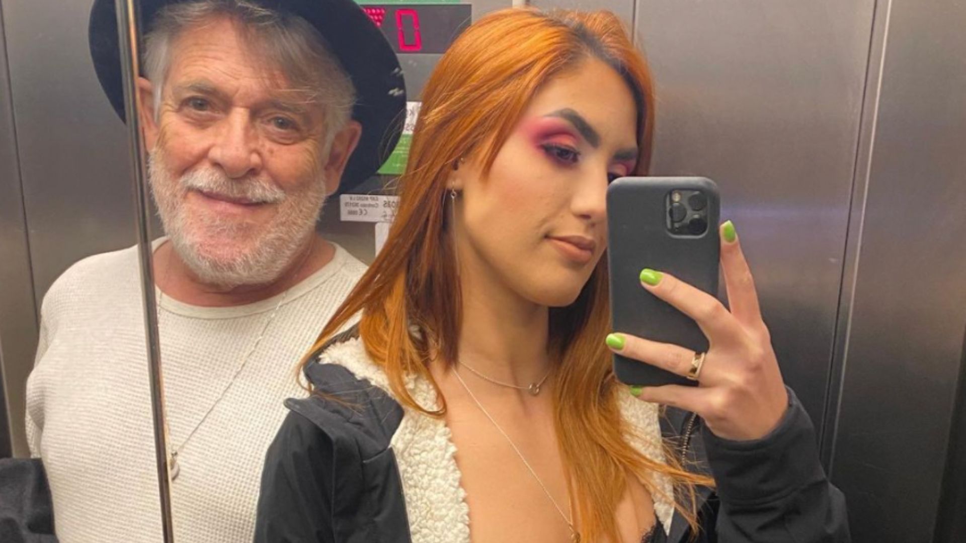 51 anos mais jovem, namorada de José de Abreu posa com o sutiã à mostra em elevador