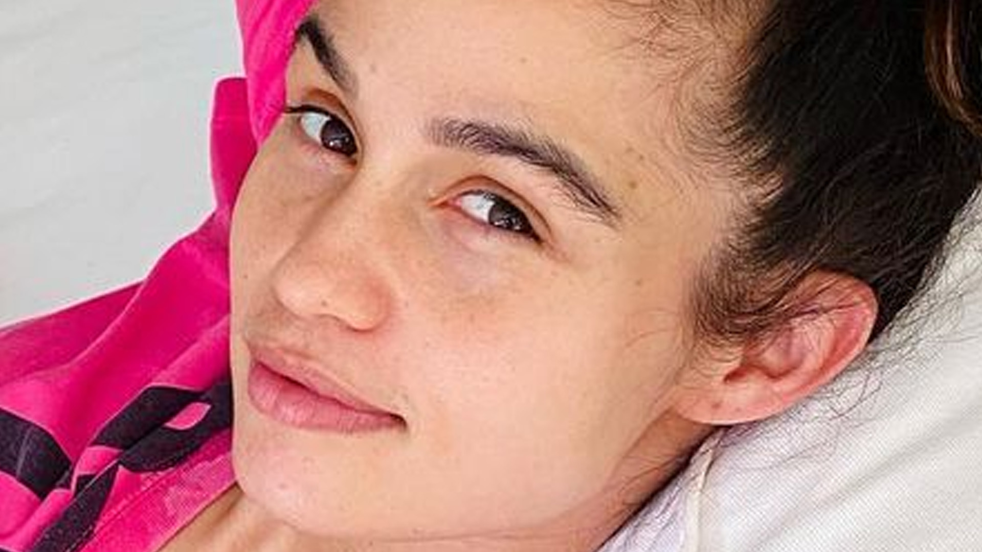 Nanda Costa dá close no rostinho de uma das gêmeas: “Cheia de personalidade”