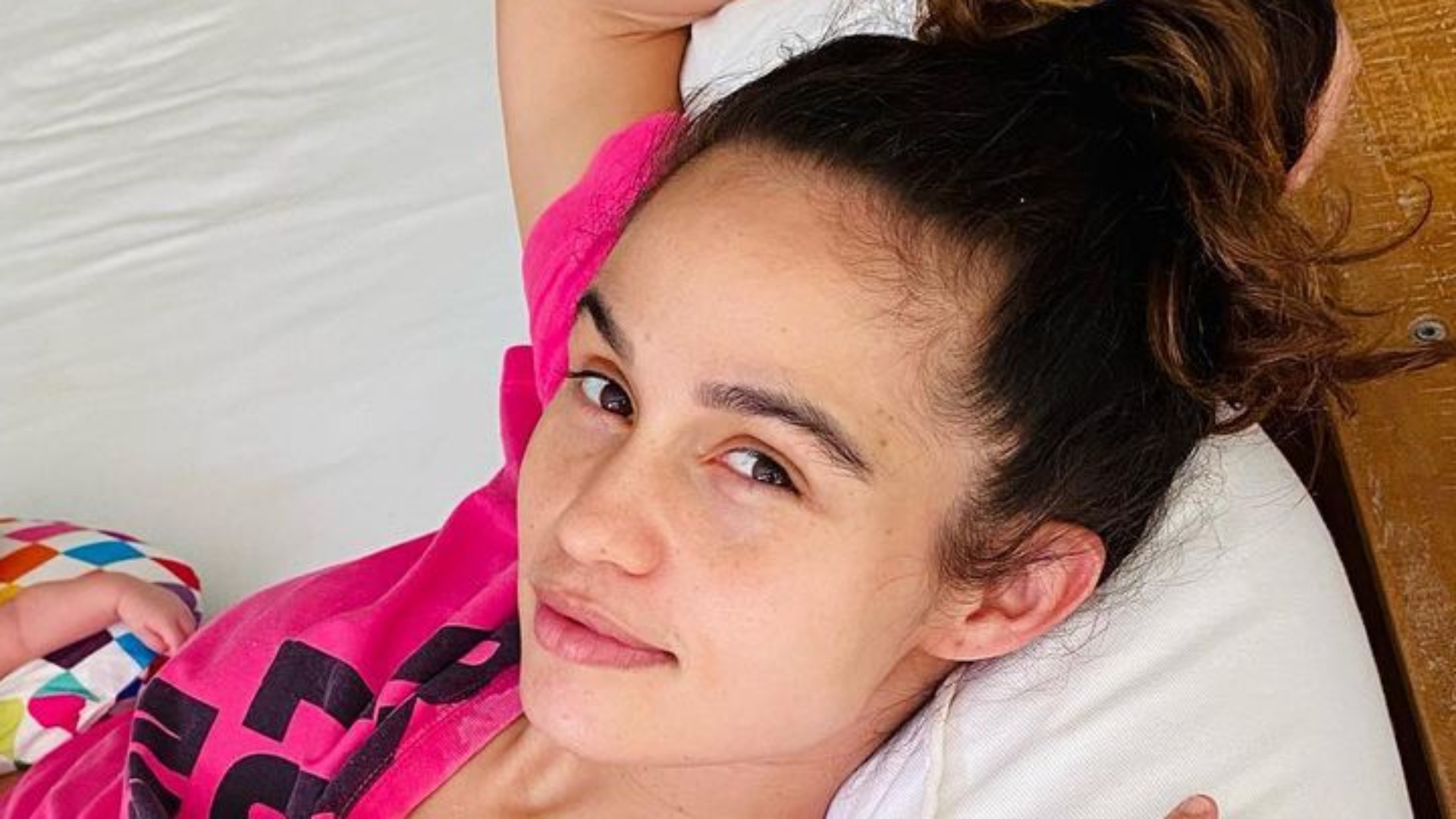 Nanda Costa encanta ao mostrar troca de carinho das herdeiras gêmeas: “Fofura”