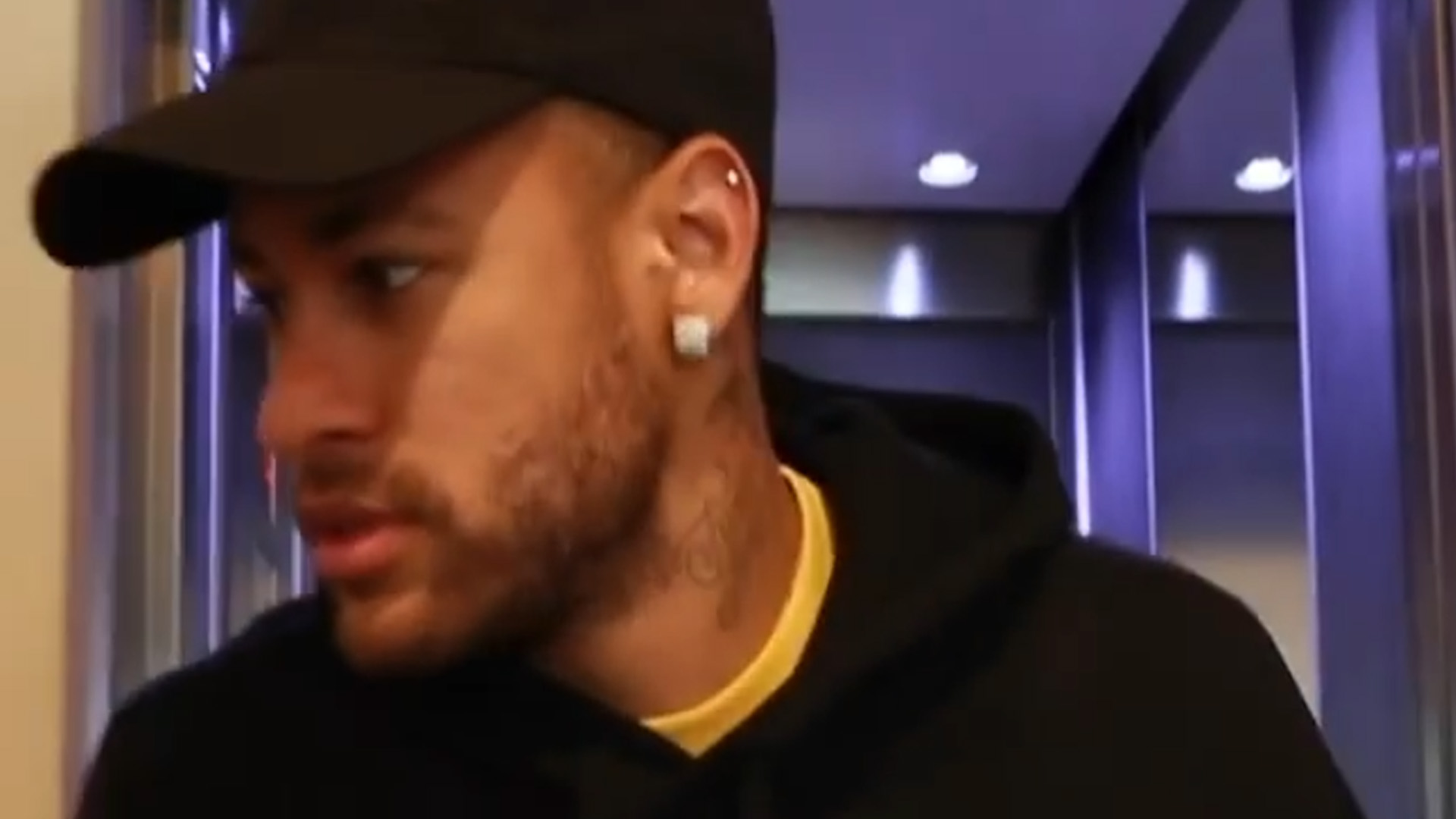 Neymar Jr usa muletas e luta para se recuperar após lesão séria: “Deus age”
