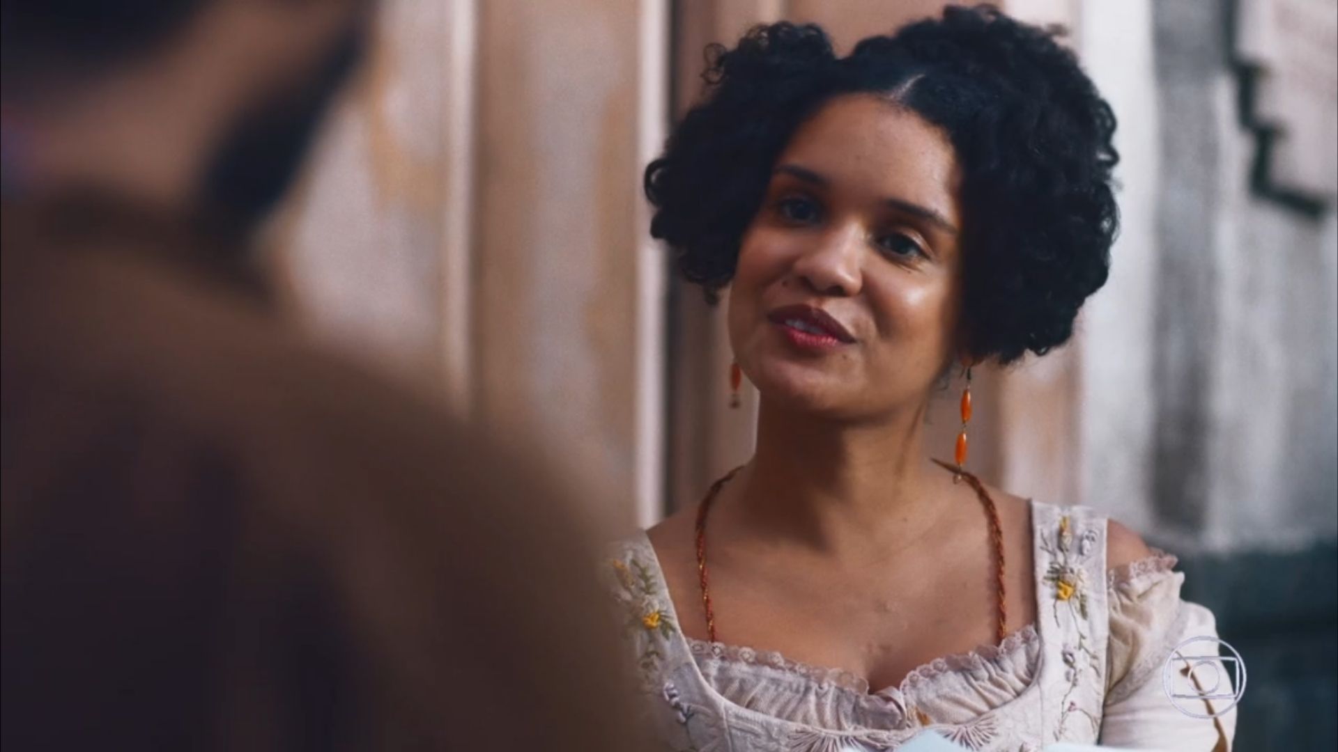 Nos Tempos do Imperador: Zayla destila veneno em Justina e Guebo: “Sua mãe?”
