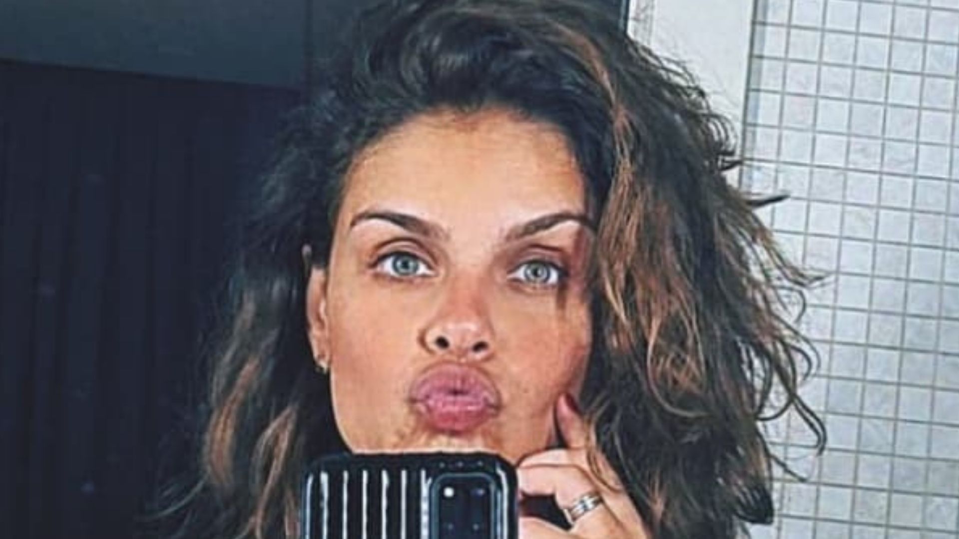 Pode isso? Paloma Bernardi posa nua cobrindo seios fartos e quase mostra demais