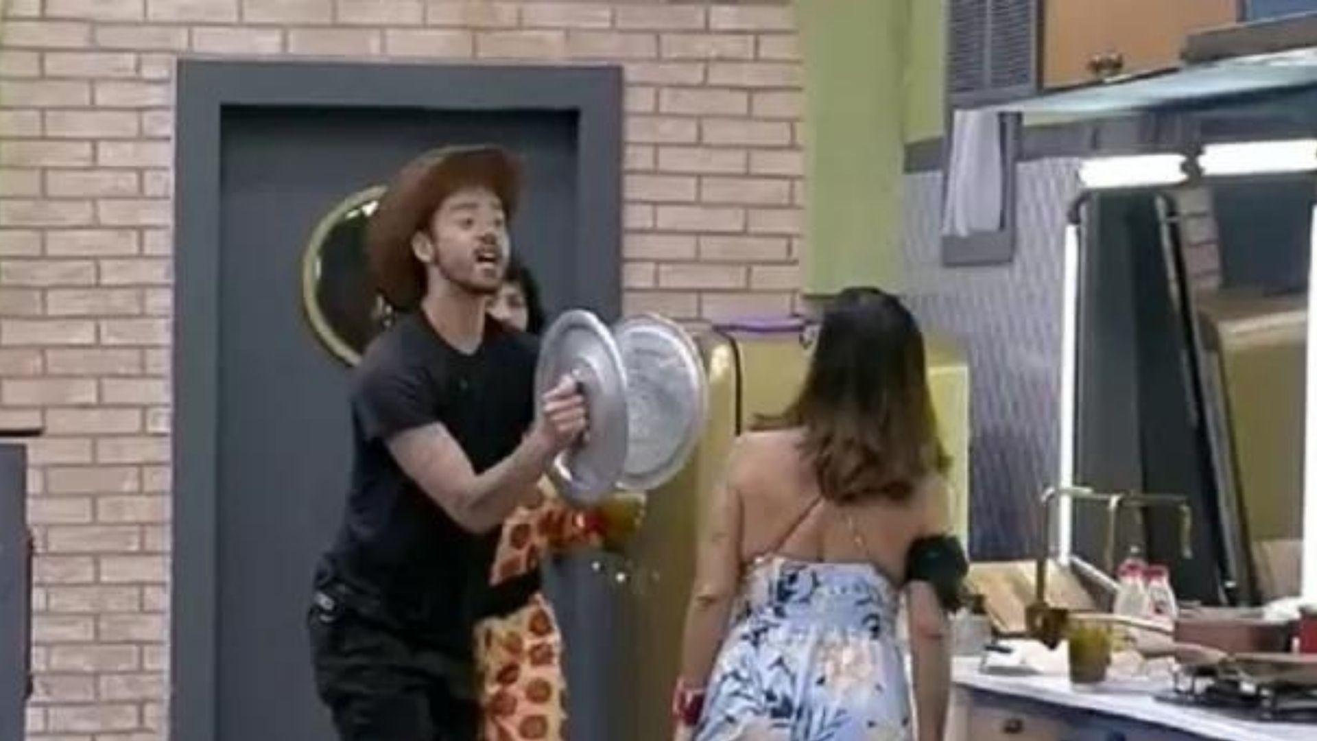 A Fazenda 13: Rico Melquíades surta, arma panelaço e tira peões do sério