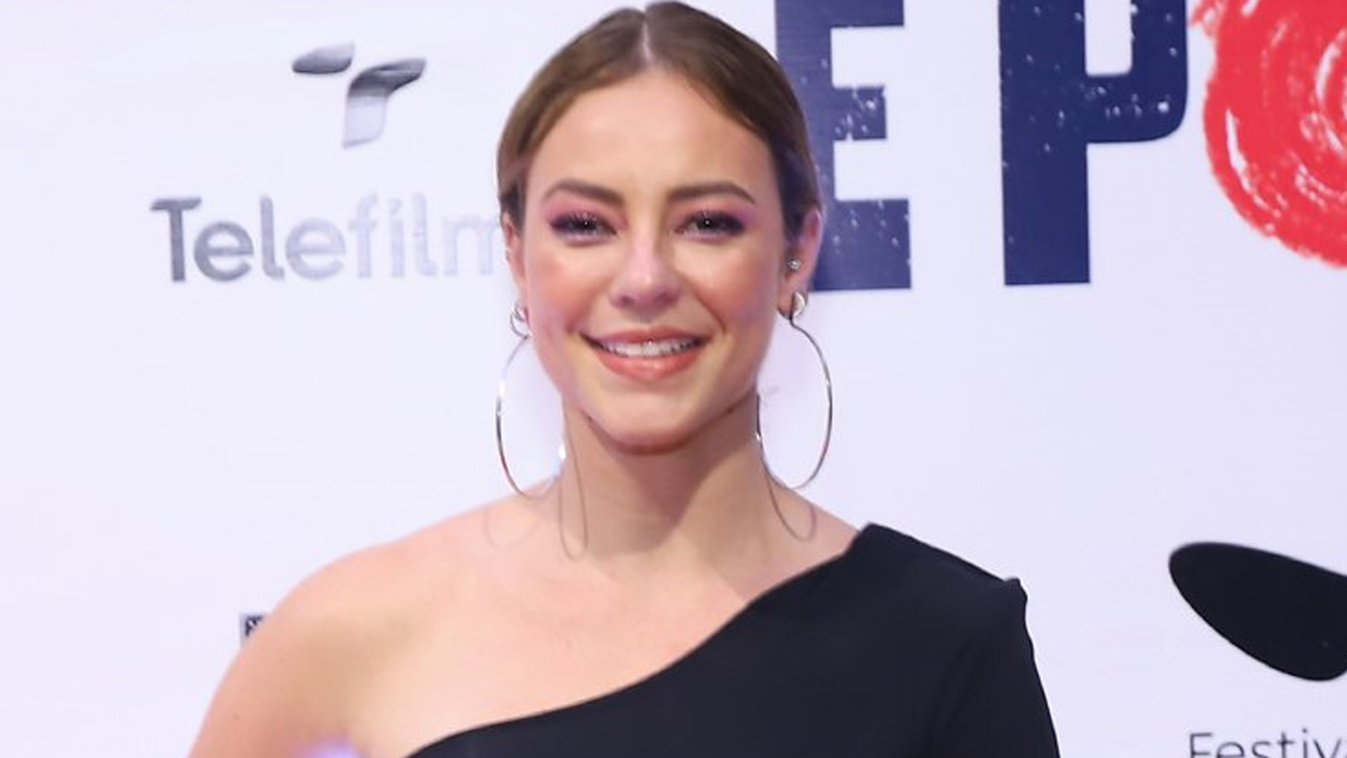 Paolla Oliveira rouba a cena com vestido ousado e pernas à mostra em evento