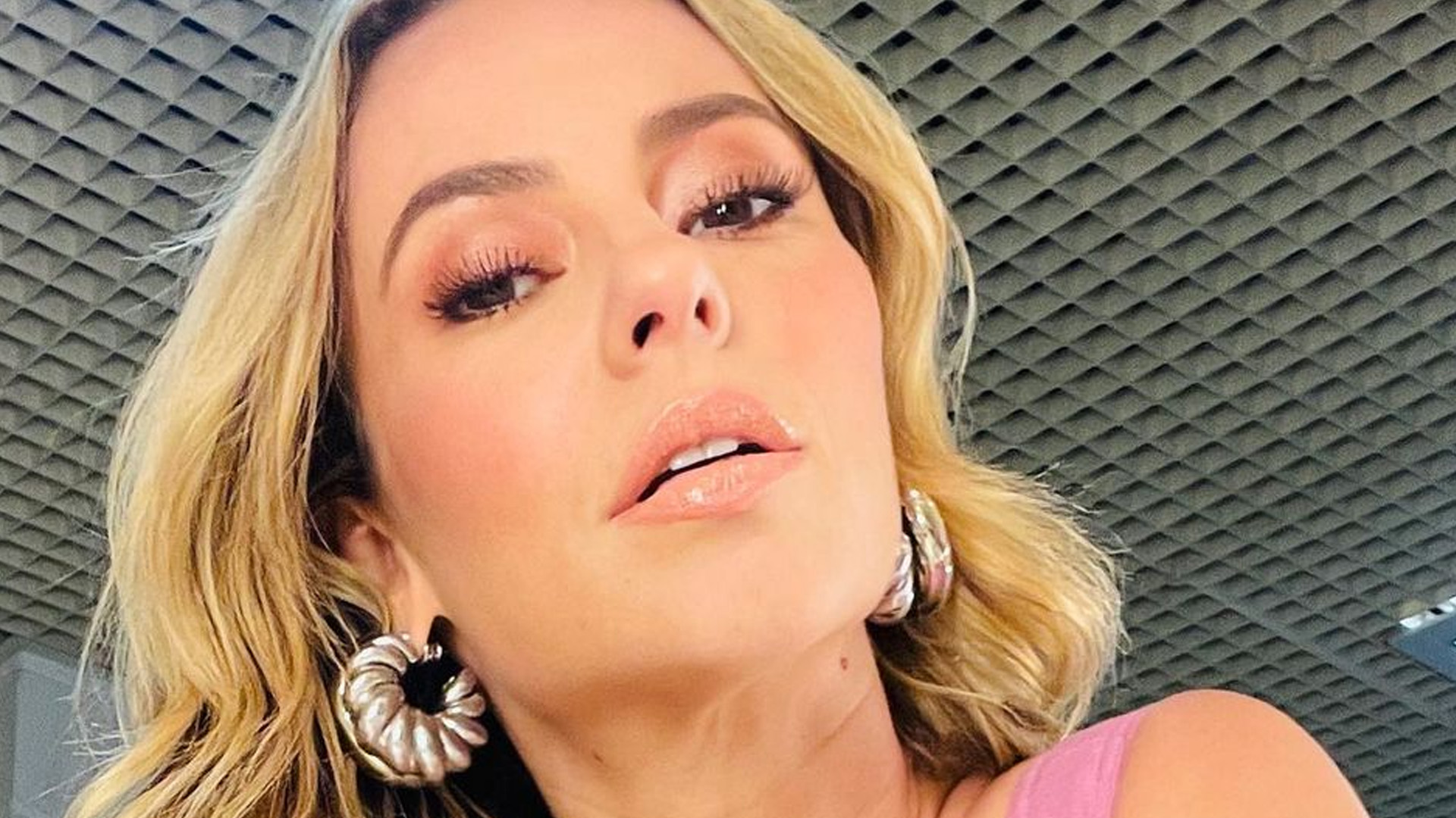Paolla Oliveira mostra barriguinha sarada de top e atrai gringos: “Esplêndida”