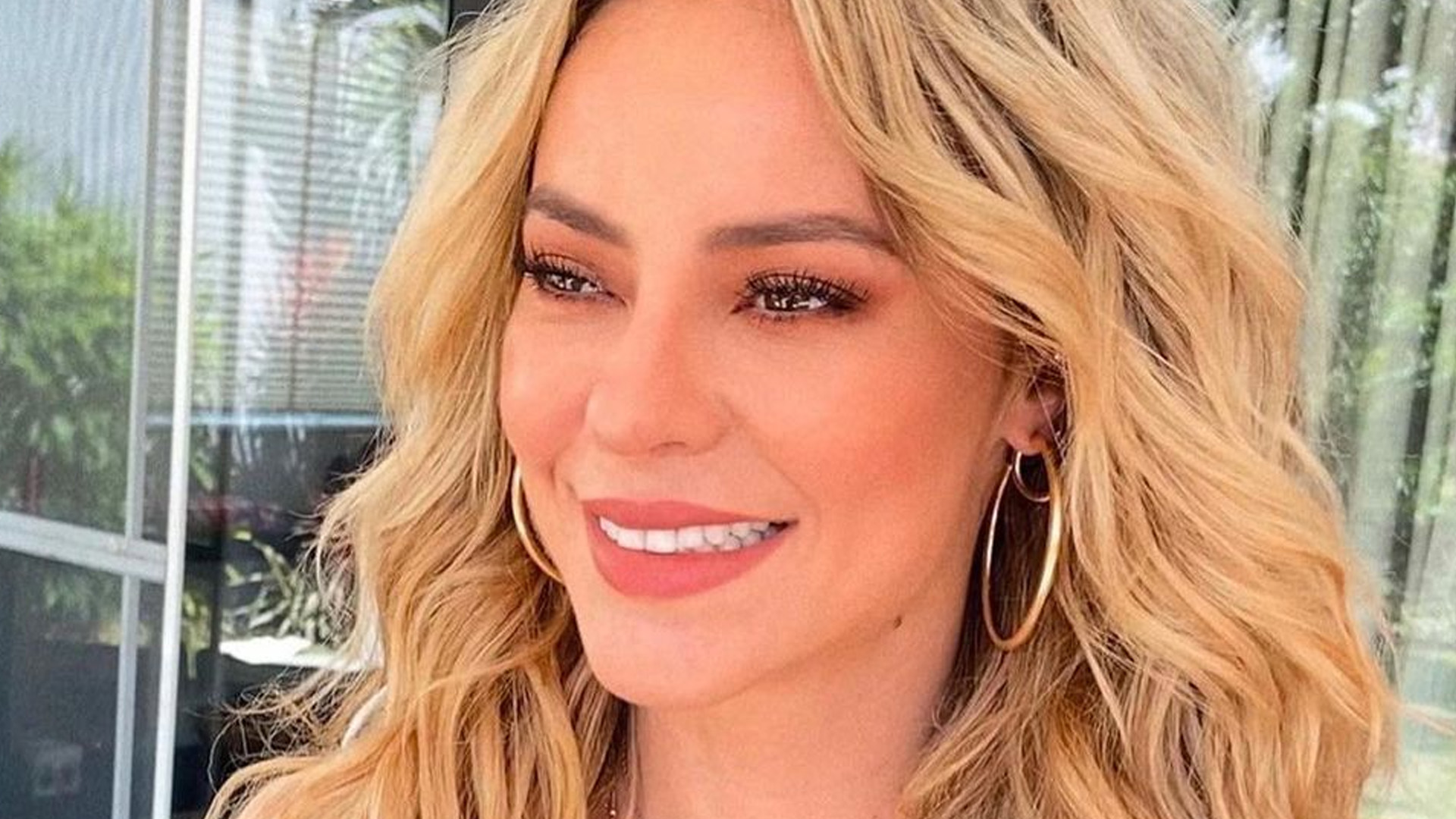 Paolla Oliveira surge com vestido branco com super decote: “Um furacão”