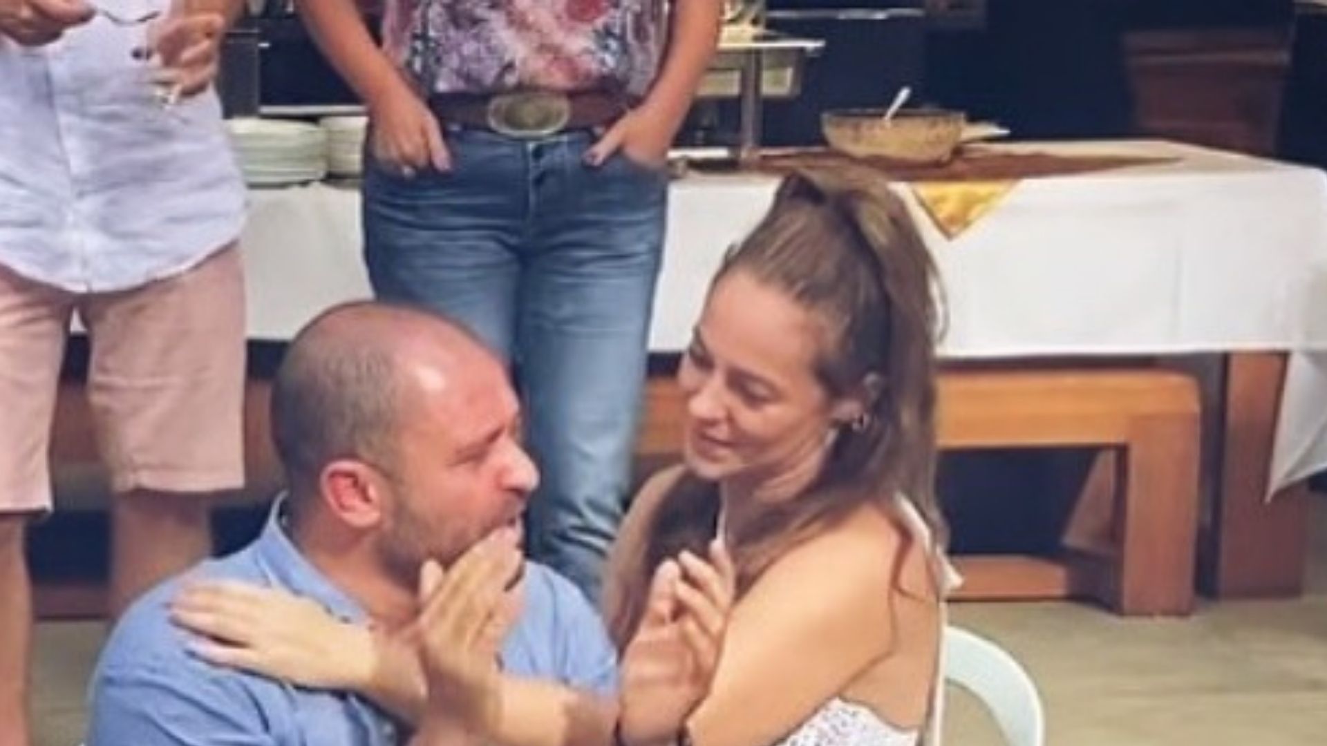 Apaixonados! Paolla Oliveira surge agarradinha com Diogo Nogueira em ‘festa da firma’