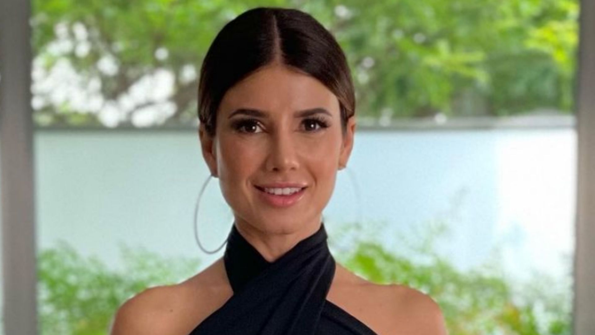 Aos 37 anos, Paula Fernandes posa em sua mansão com look sexy: “Perfeita”