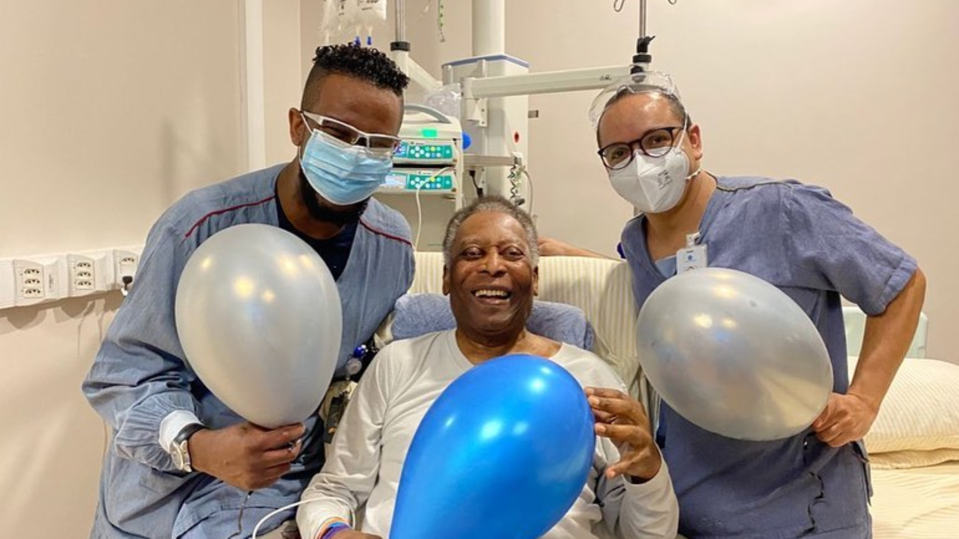 Três meses após retirar tumor no cólon, Pelé volta a ser internado: “Passa bem”