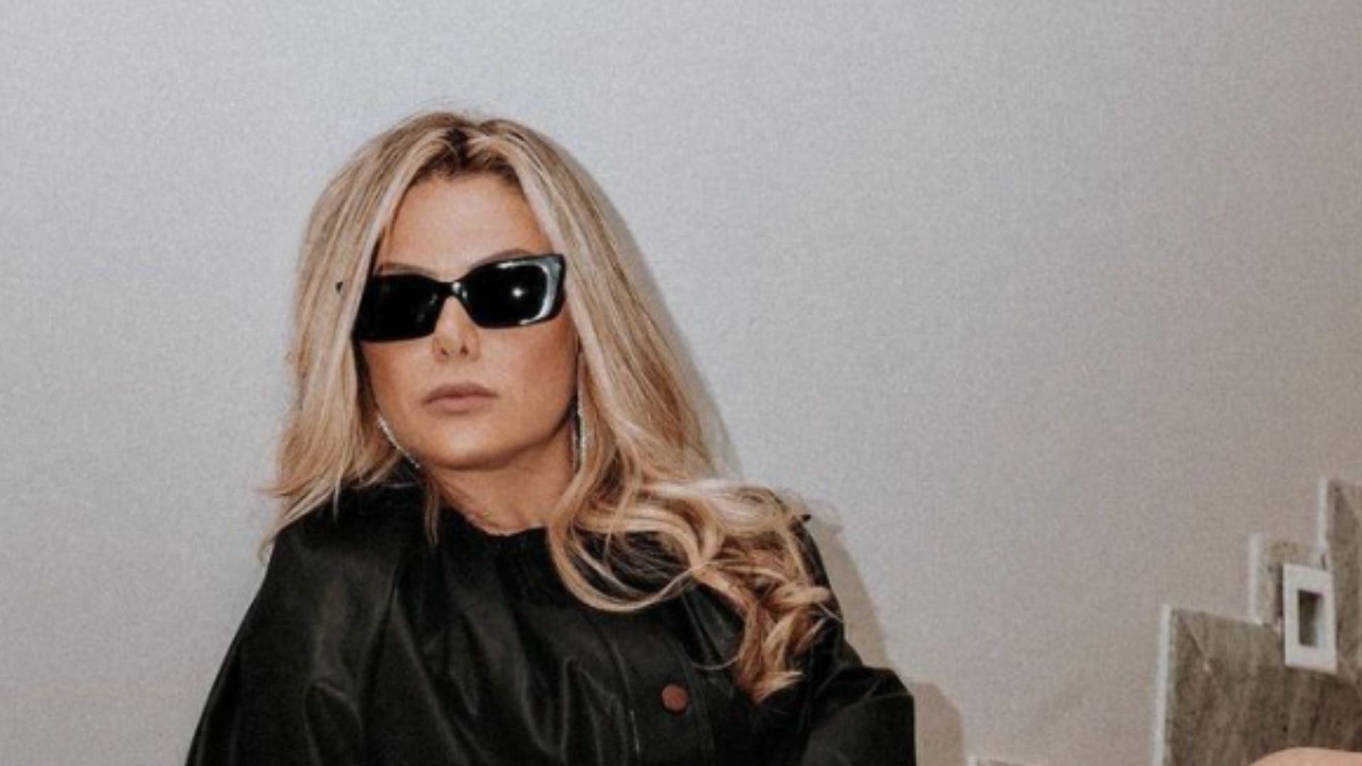Esposa de Leonardo posa com look extravagante e fãs zoam: “Em mim ficaria ridículo”