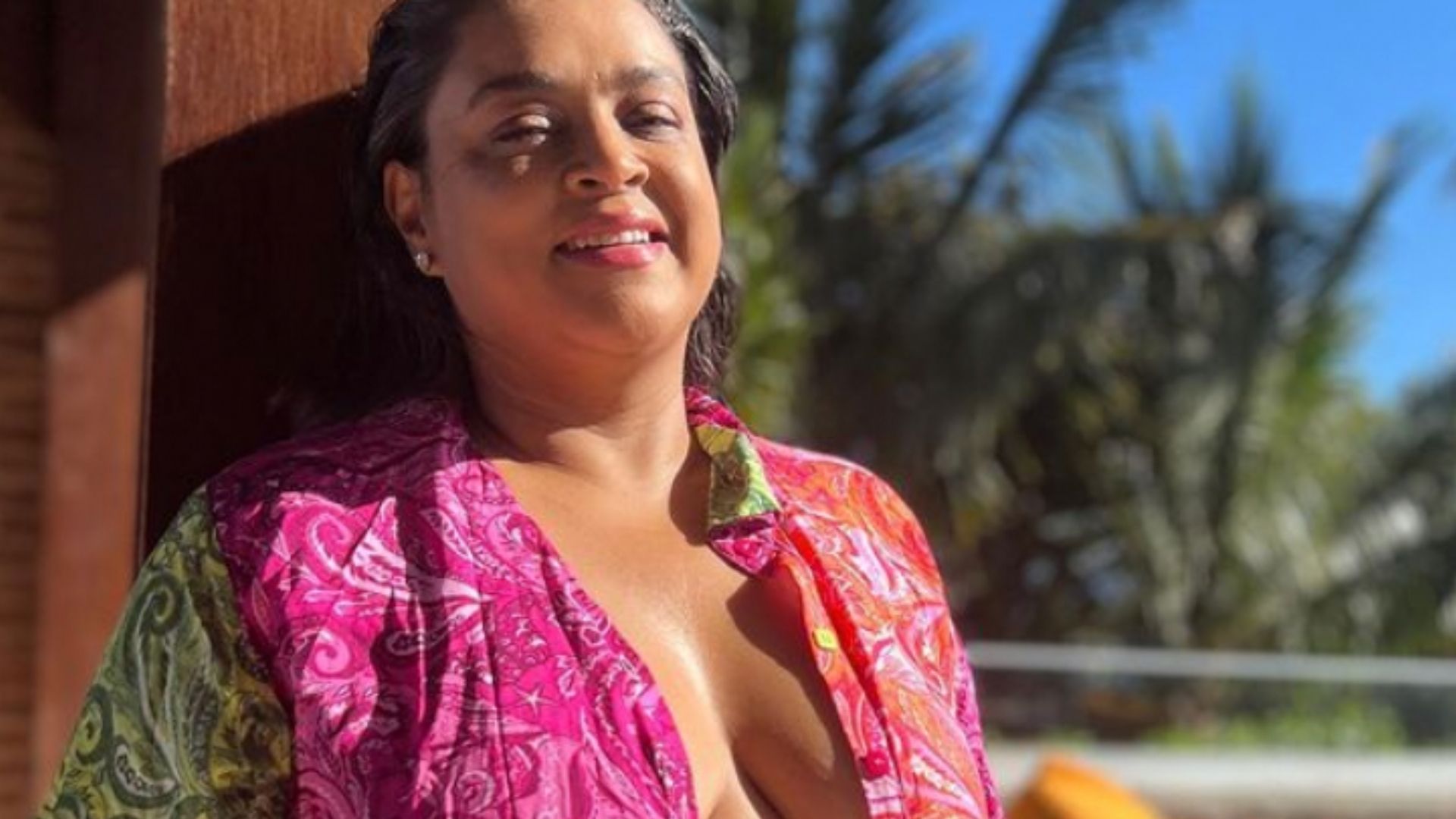 Preta Gil abre a blusa, exibe corpo real e ganha elogios: “De verdade”
