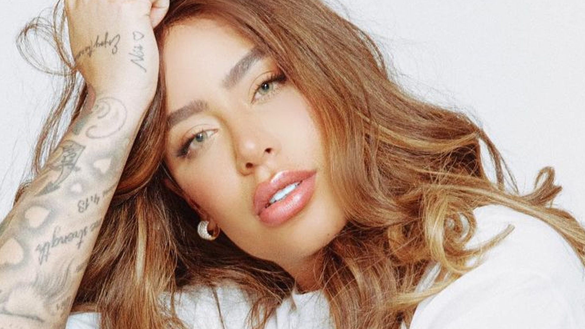Irmã gata de Neymar Jr, Rafaella Santos mostra cintura de boneca
