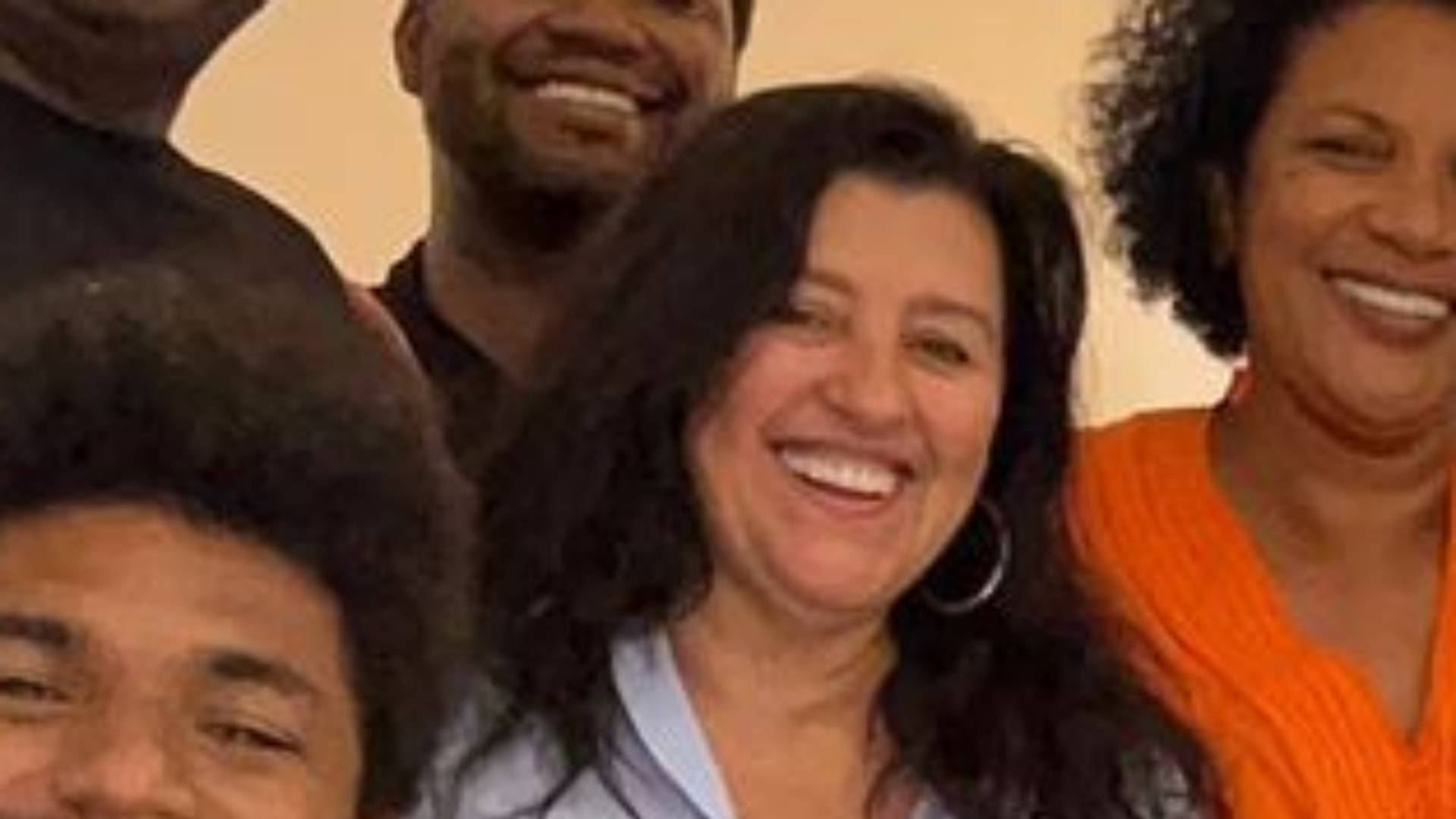 Regina Casé reúne família do genro e promove encontro de gerações em clique raro