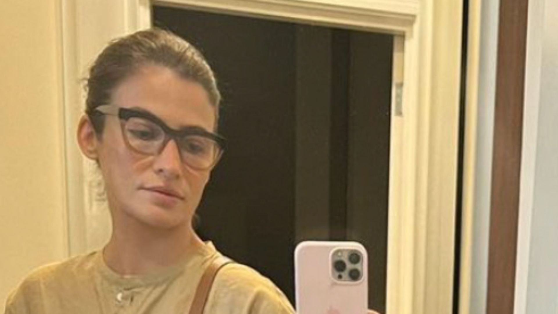Renata Vasconcellos surge chique usando tênis de corrida e look despojado: “Poderosa”