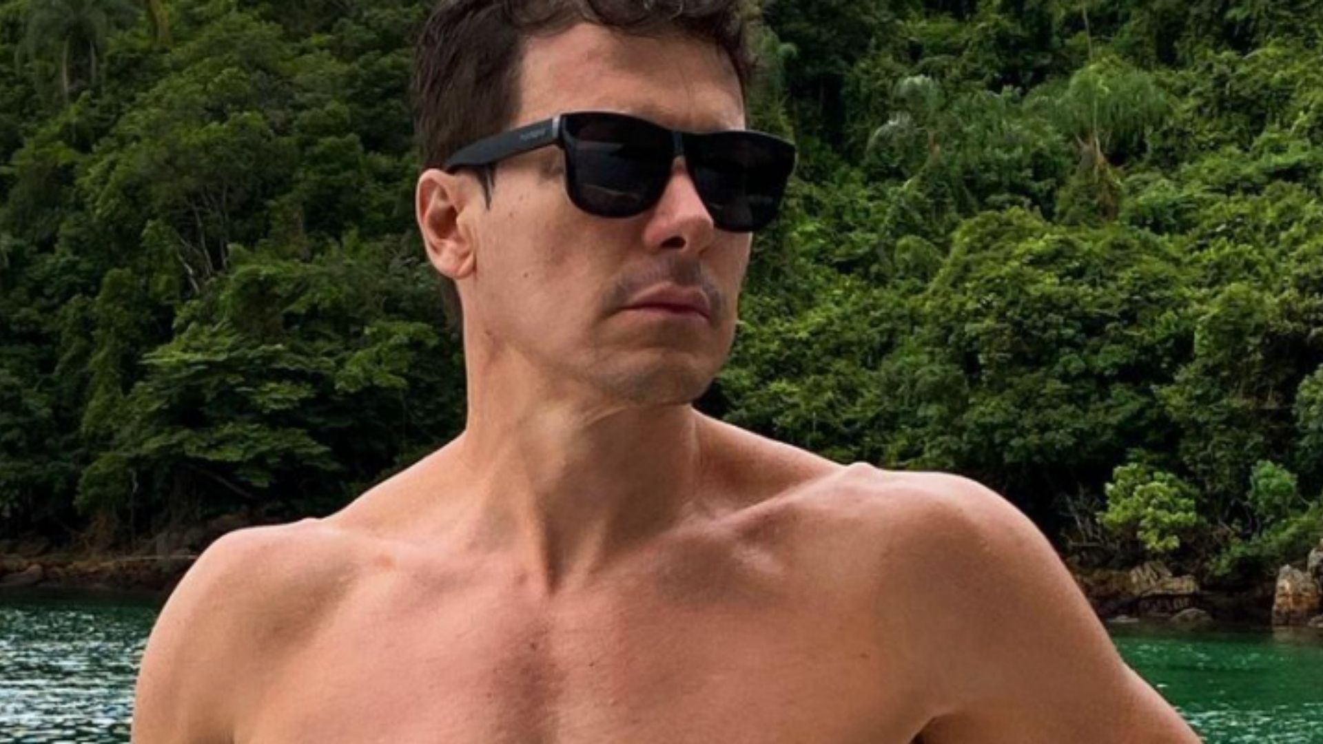 Rodrigo Faro mostra calcinhas que usou no ano novo: “Nada de cueca”