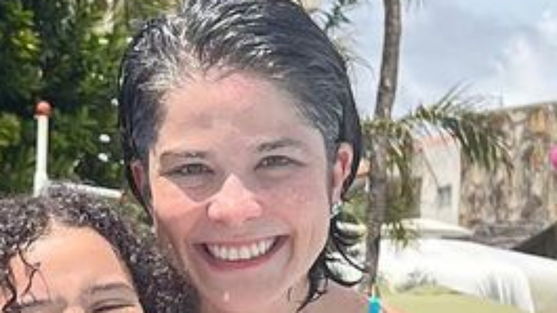 Samara Felippo recria fotos com as filhas e exibe corpão jovial de biquíni