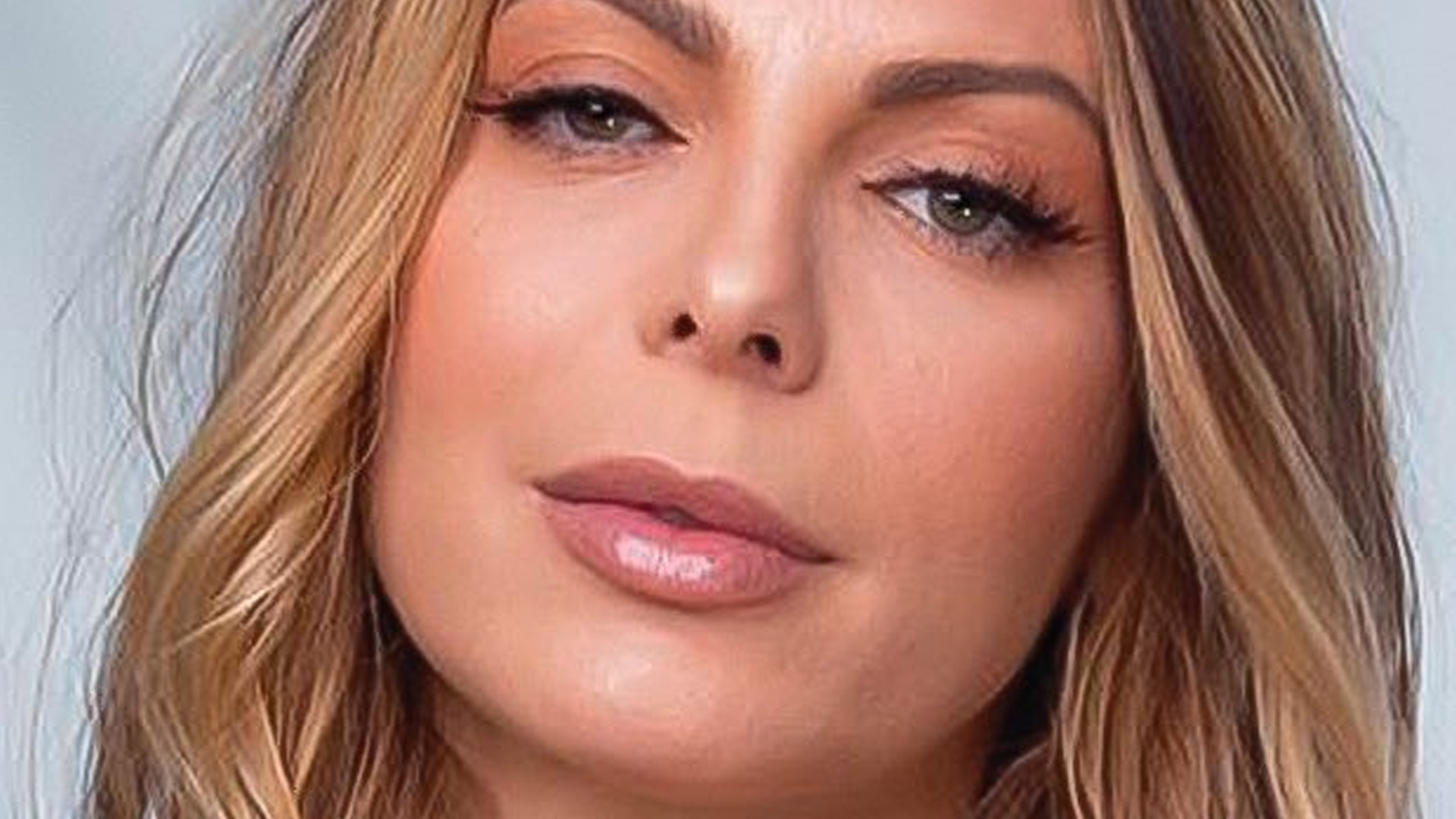 Sheila Mello posa com camisa aberta sem nada por baixo: “Linda e radiante”