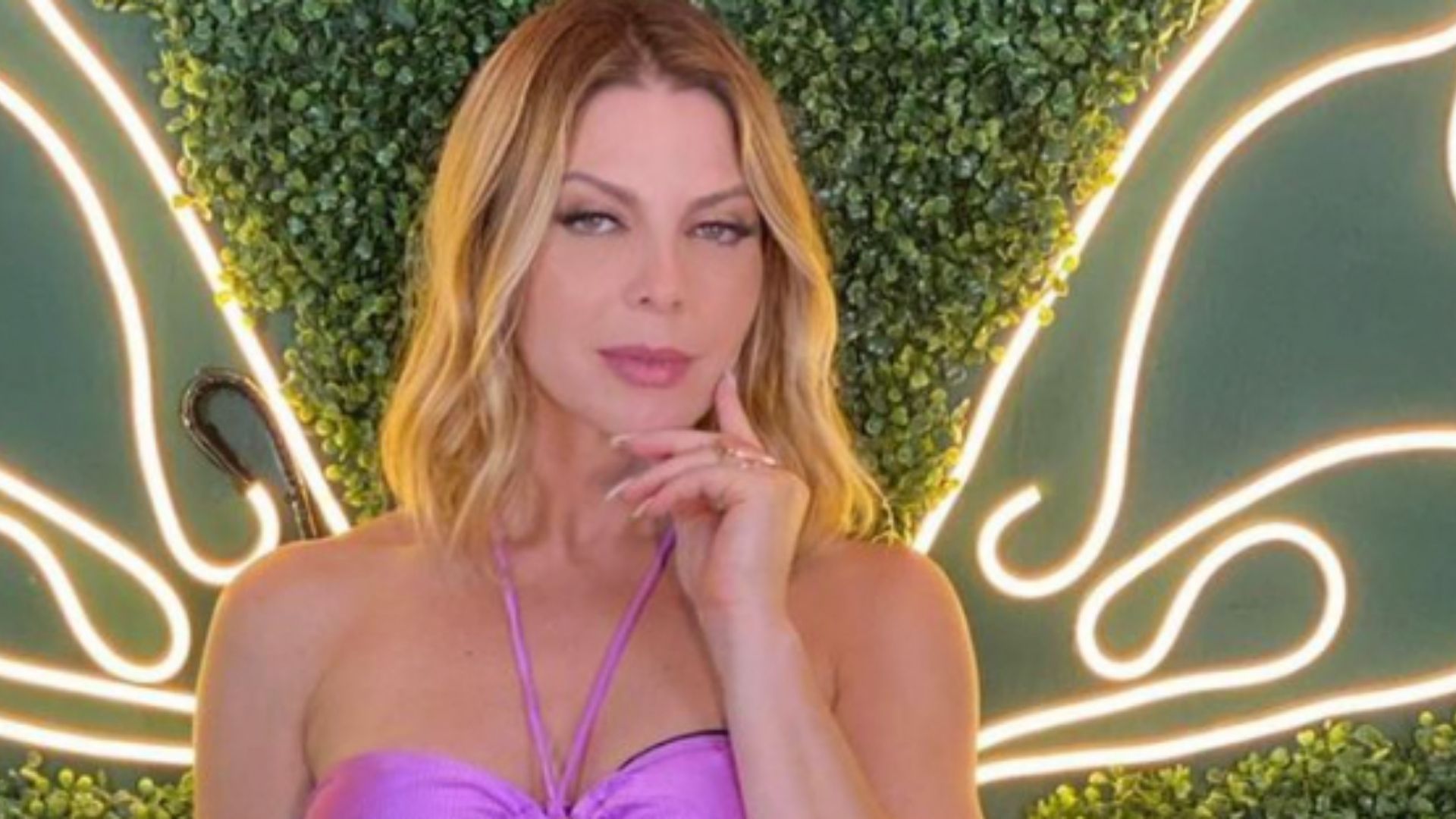Sheila Mello surge em público com maiô ‘engana-mamãe’ e corpão impressiona
