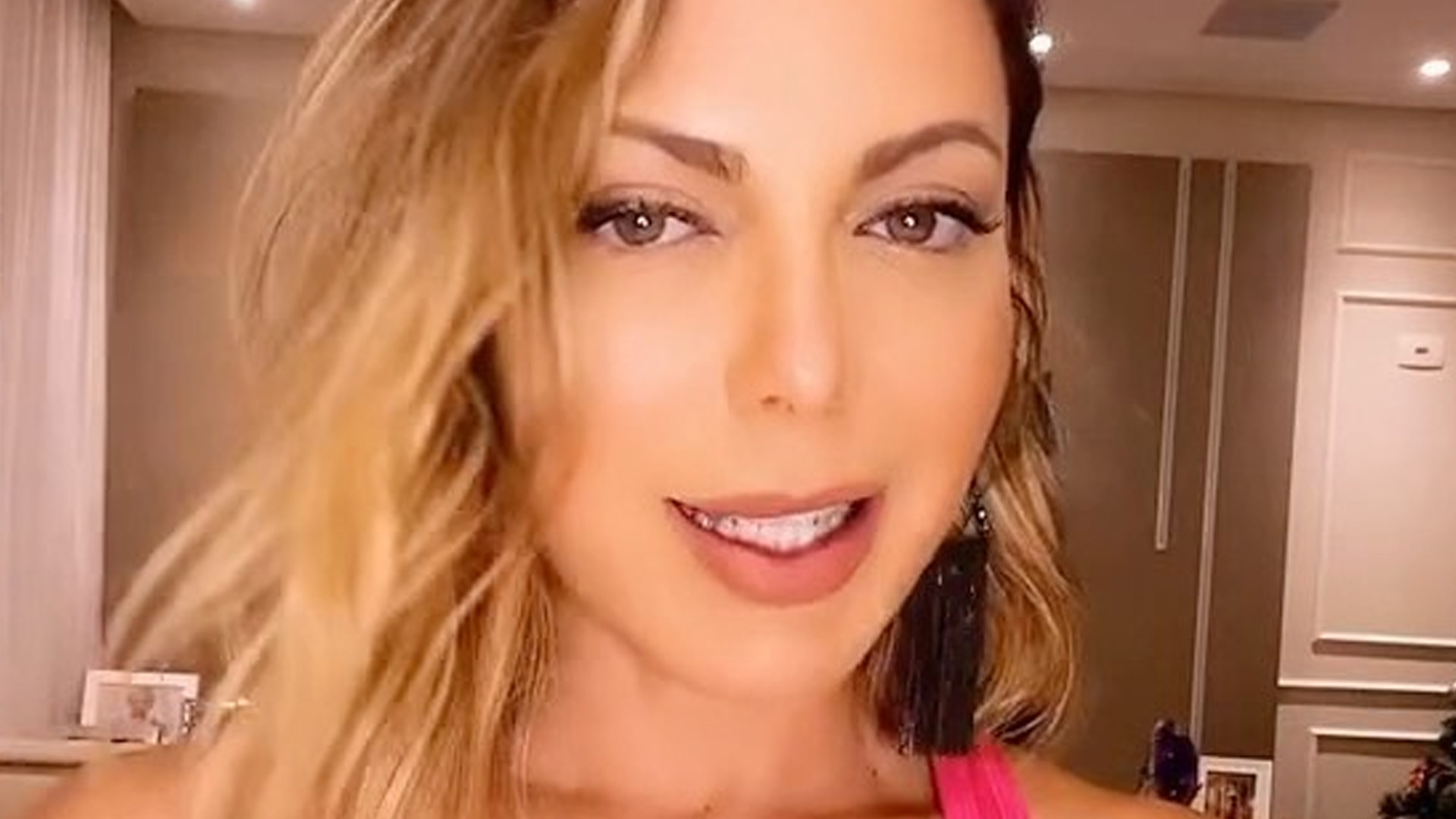 Sheila Mello grava vídeo com top decotado e sensualiza: “Uma gostosa”