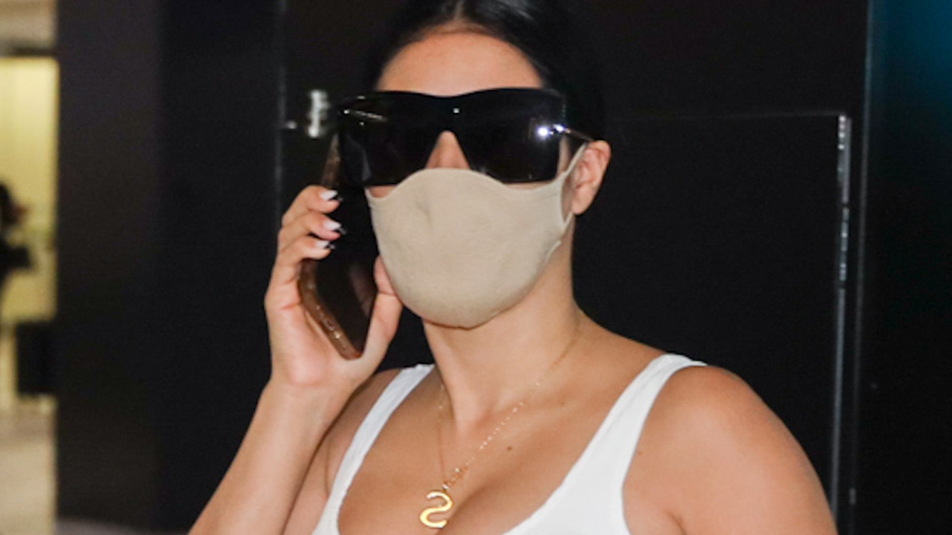 Simaria é flagrada com regata branca e look estiloso em aeroporto