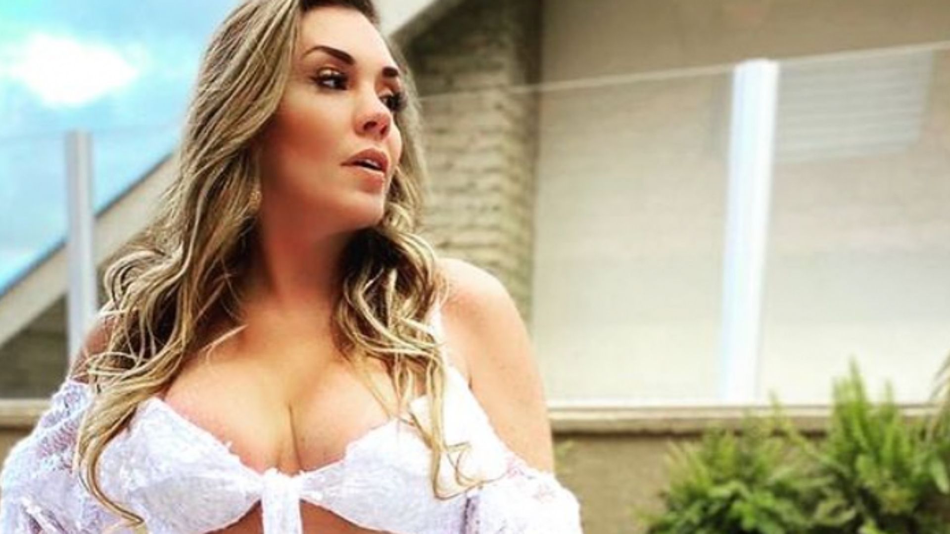 Aos 45 anos, Simony surge de biquíni branco e corpaço impressiona: “Mocinha”