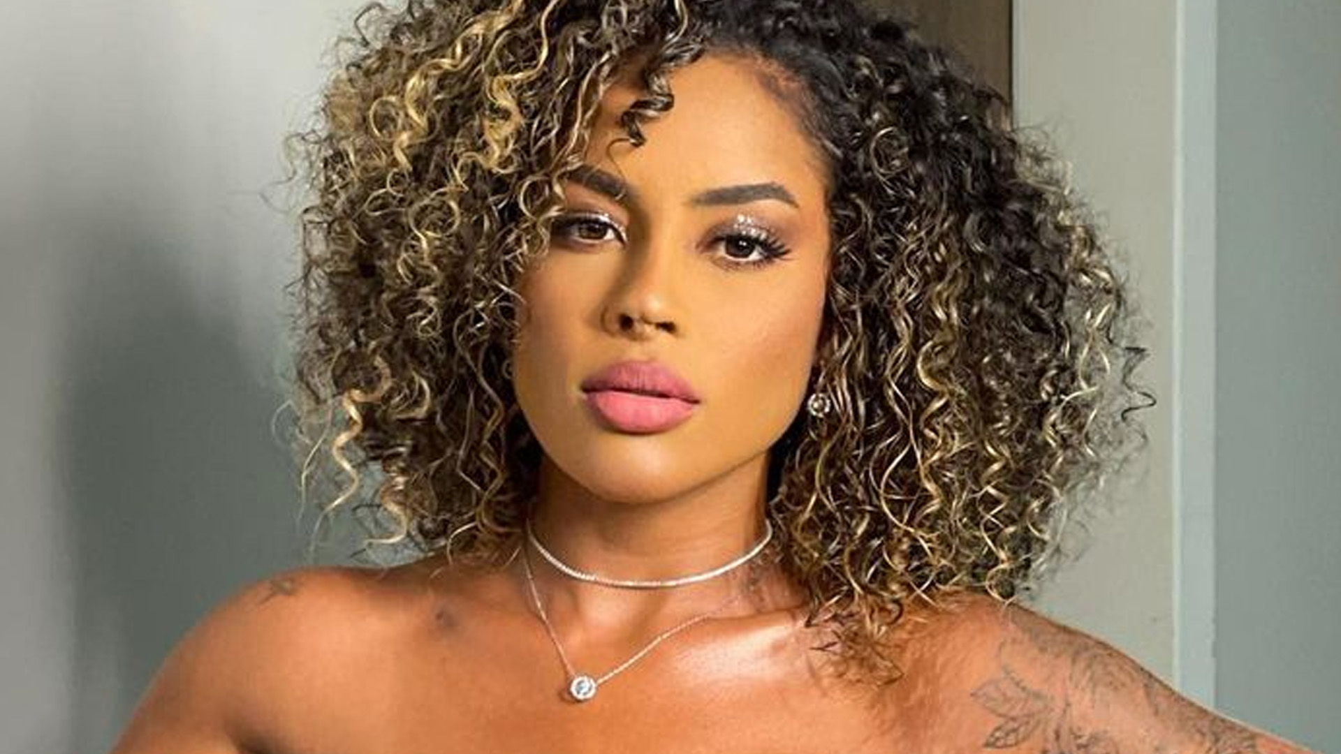 Solteira, Sthe Matos aposta em vestido coladinho ao corpo e avisa: “De volta”